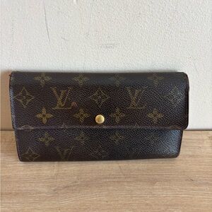 Authentic Louis Vuitton monogram sarah wallet